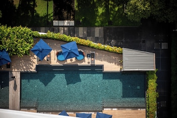 Piscina externa, guarda-sóis