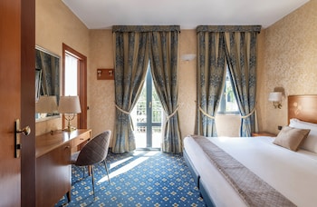 Standard Twin Room | Down duvets, minibar, in-room safe, desk