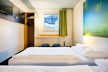 Desk, soundproofing, free WiFi, bed sheets