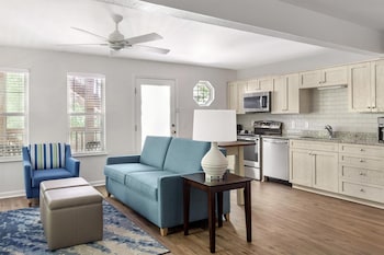 Sisäuima-allas, kauden mukainen ulkouima-allas, aurinkotuoleja