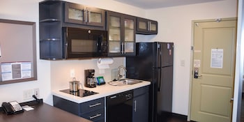 Refrigerador, microondas, cafetera y tetera y utensilios de cocina 
