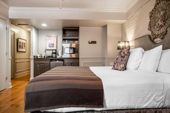 Studio | Living area | 40-inch TV with cable channels, DVD player