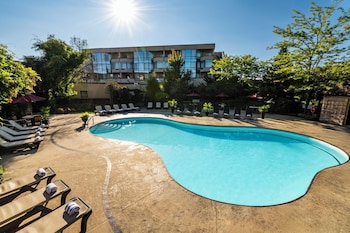 Piscine intérieure, piscine extérieure en saison, chaises longues