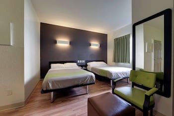 Tabla de planchar con plancha, wifi gratis y ropa de cama