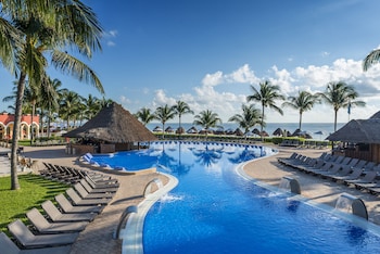 Poolside bar
