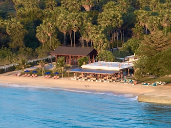 2 restauranter, frokost, lunsj og middag serveres, thailandske retter