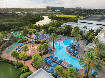 Outdoor pool, pool umbrellas, sun loungers