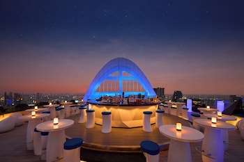 Utendørsbasseng, bassengparasoller og solsenger