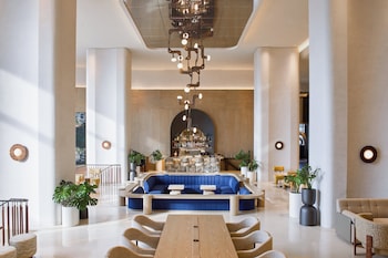 Alberca al aire libre, sombrillas en la alberca y camastros