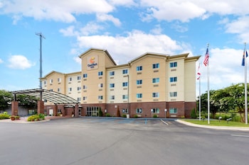 Escritorio, tabla de planchar con plancha, wifi gratis y ropa de cama 