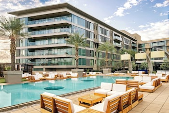 Frukost och middag serveras