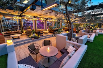 Petit déjeuner, déjeuner et dîner servis sur place