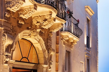 Fachada de la propiedad por la tarde o noche