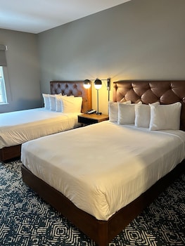 1 bedroom, premium bedding, desk, laptop workspace
