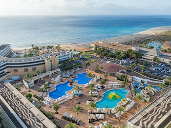 Playa en los alrededores, camastros, sombrillas y toallas de playa