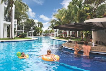 7 outdoor pools, pool umbrellas, sun loungers