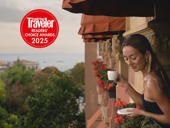 Sviitti, 2 yhden hengen sänkyä, terassi | Ylelliset vuodevaatteet, minibaari, tallelokero huoneessa, työpöytä