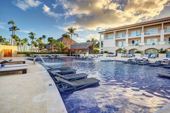 3 piscines extérieures, parasols de plage, chaises longues