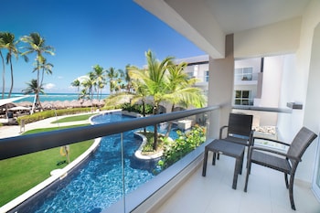 3 piscines a l'aire lliure, para-sols i gandules