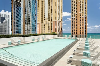 Studio, 1 King Bed, Ocean View | Hypo-allergenic bedding, down comforters, in-room safe, desk