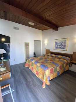 Room, 1 Queen Bed, Non Smoking, Kitchenette | Private kitchenette | Mini-fridge, microwave