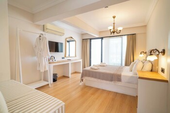Teras Jakuzili Deniz Manzarali Oda | Premium bedding, in-room safe, free WiFi, bed sheets