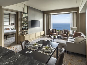 2 bars/lounges, lobby lounge