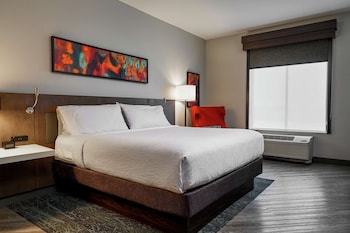 Un hotel Hilton Garden Inn con un diseño moderno, varios pisos y una entrada bien iluminada.