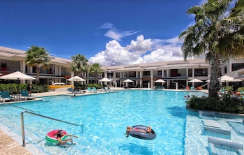 4 outdoor pools, pool umbrellas, sun loungers
