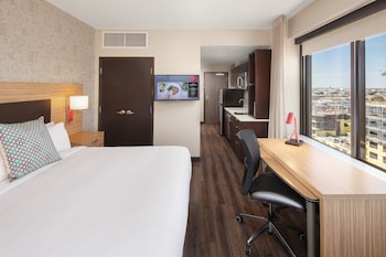 2 bars/lounges, lobby lounge, rooftop bar