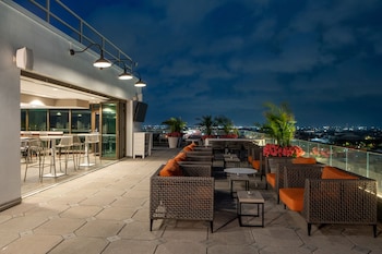 2 bars/lounges, lobby lounge, rooftop bar