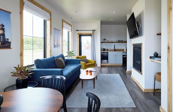 Deluxe Studio with Jetted Tub | 2 bedrooms, individually decorated, individually furnished, free WiFi