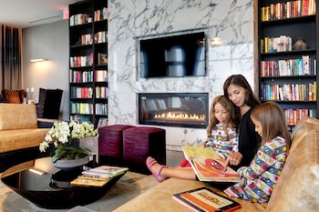 室外游泳池，恒温泳池，07:00 至 23:00 开放，日光浴躺椅