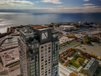 Outdoor pool, a heated pool, open 7:00 AM to 11:00 PM, pool loungers