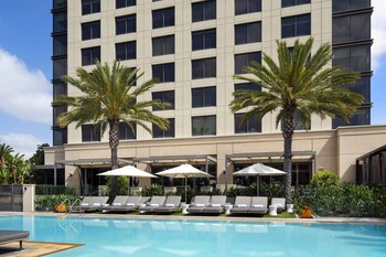 Outdoor pool, pool cabanas (surcharge), pool umbrellas