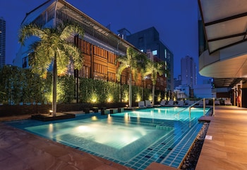 Utomhuspool, öppet 06.00 till 22.00, parasoller och solstolar