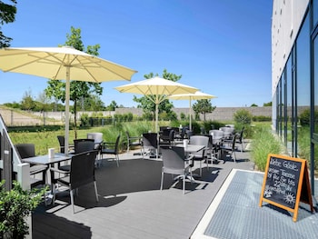 Daily buffet breakfast (EUR 13.50 per person)