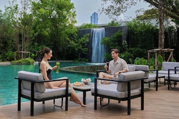 Piscine extérieure, parasols, chaises longues