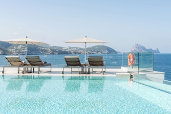 Seasonal outdoor pool, open 10 AM to 8 PM, cabanas (surcharge)