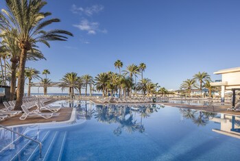 3 piscinas al aire libre (de 09:00 a 18:00), sombrillas, tumbonas