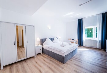 Deluxe Double Room, 1 King Bed, Bathtub, Corner