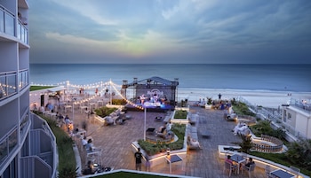 2 outdoor pools, a heated pool, pool umbrellas, pool loungers