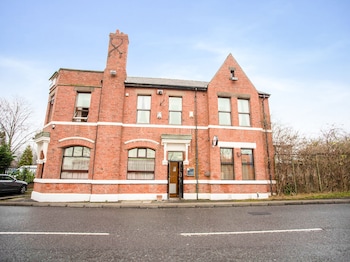 Daily continental breakfast (GBP 10 per person)