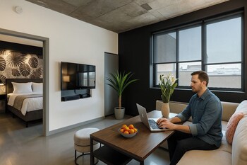 Chambre simple Deluxe | Cuisine privée | Réfrigérateur grande capacité avec congélateur, four à micro-ondes