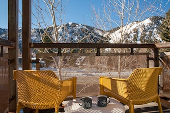 Superior Room, 1 King Bed, Balcony (Balcony King Room) | In-room safe, blackout drapes, iron/ironing board, free WiFi