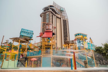 2 outdoor pools, open 8:00 AM to 7:00 PM, pool loungers