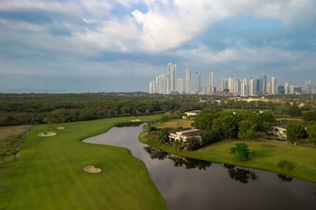 Suite, 1 habitación, para no fumadores, vista al campo de golf (Terrace) | Ropa de cama de alta calidad y minibar
