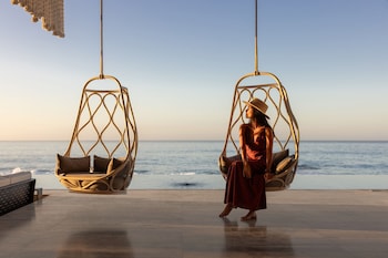 6 restaurantes, se sirven desayunos, comidas, cenas y cocina italiana