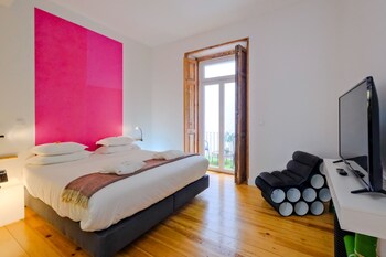 Un hotel de varios pisos con fachada clásica, amplias ventanas y un restaurante en la planta baja.
