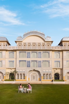 室外泳池；07:00 至 20:00 開放；泳池傘、躺椅